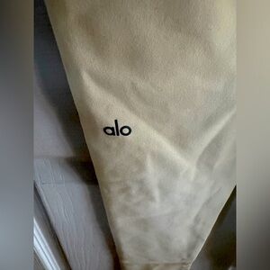 Alo high waist airbrush leggings- size M. New with tags!